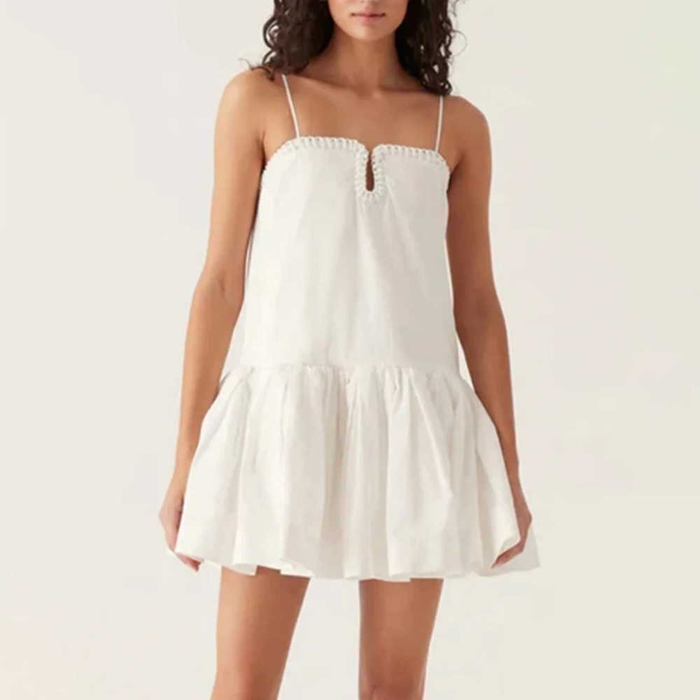 Elegant White Sleeveless Dress